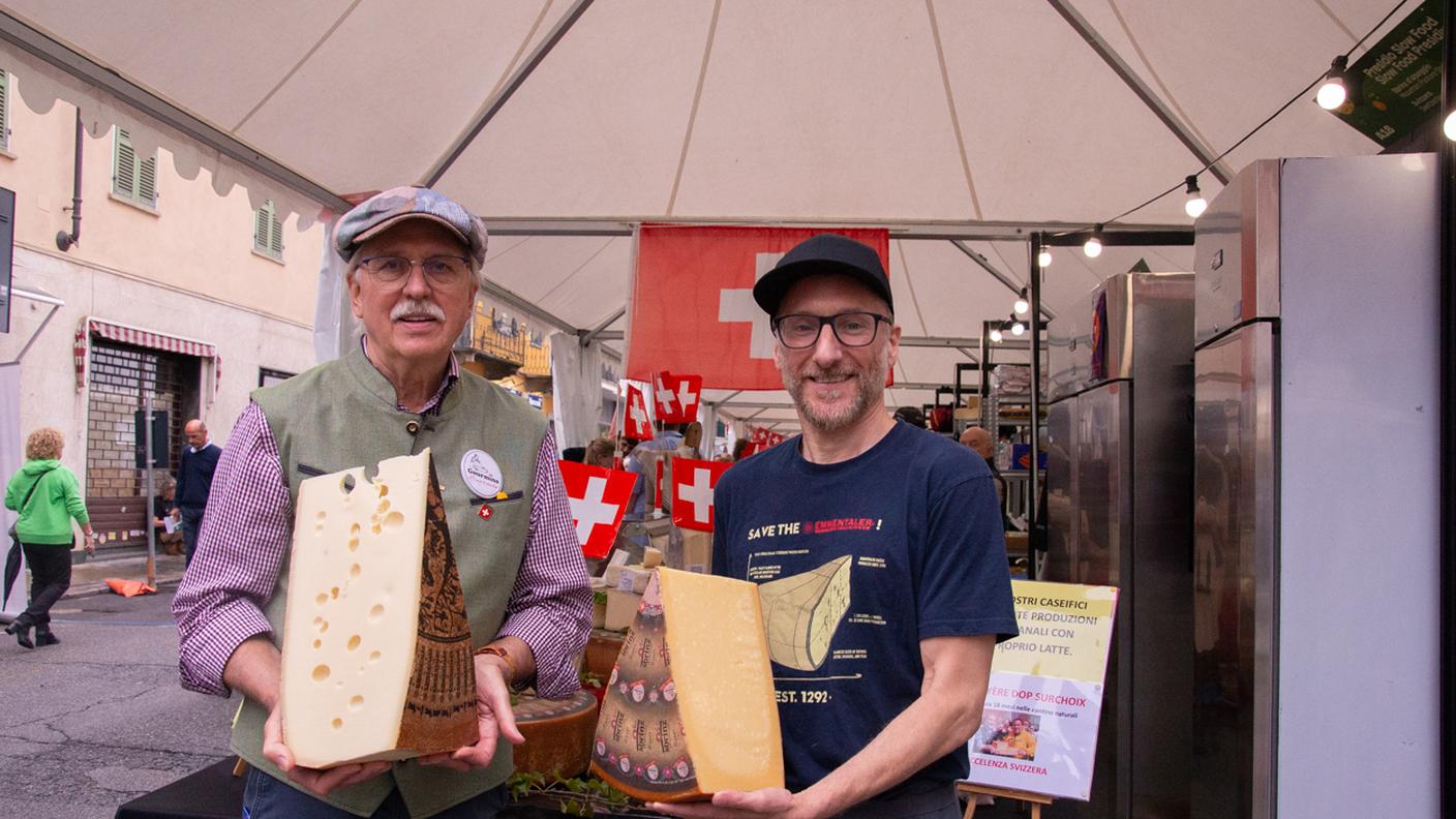 Partendo da sinistra il signor Hans con forma di Emmentaler e Joe con una forma di Sbrinz
