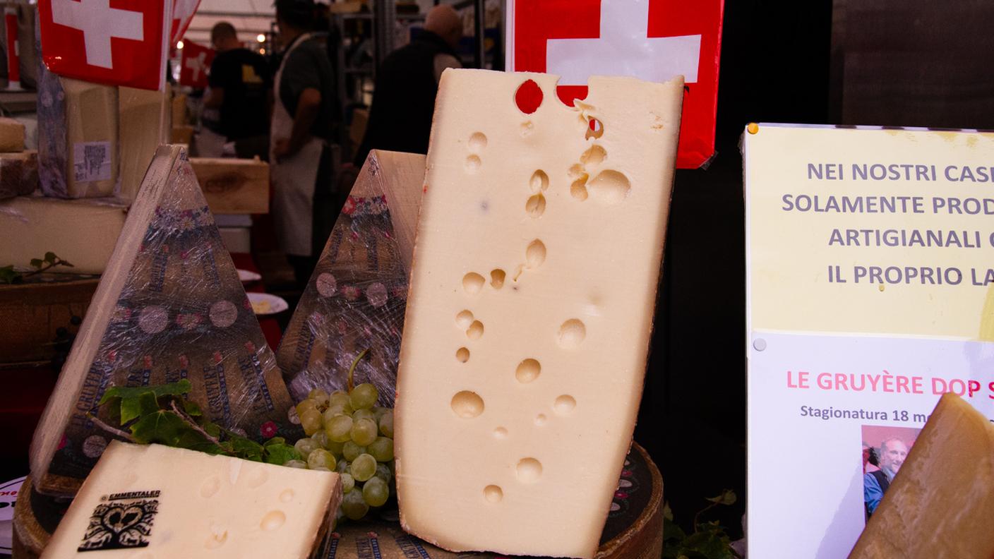 Forma di Emmentaler AOP: del famoso formaggio svizzero se ne produce solo una forma al giorno dato che per servono circa mille litri di latte per fare 80/100 chili di formaggio 