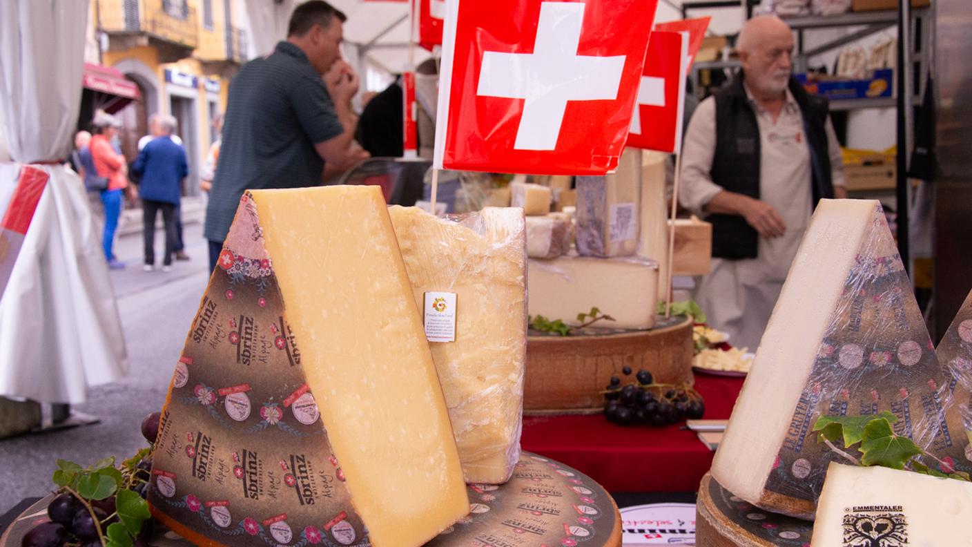 Forma di Sbrinz d’alpeggio DOP e Presidio Slow Food: la stagionatura minima di 30 mesi conferisce a questo formaggio un gusto pieno e maturo, dalle gradevoli note aromatiche.