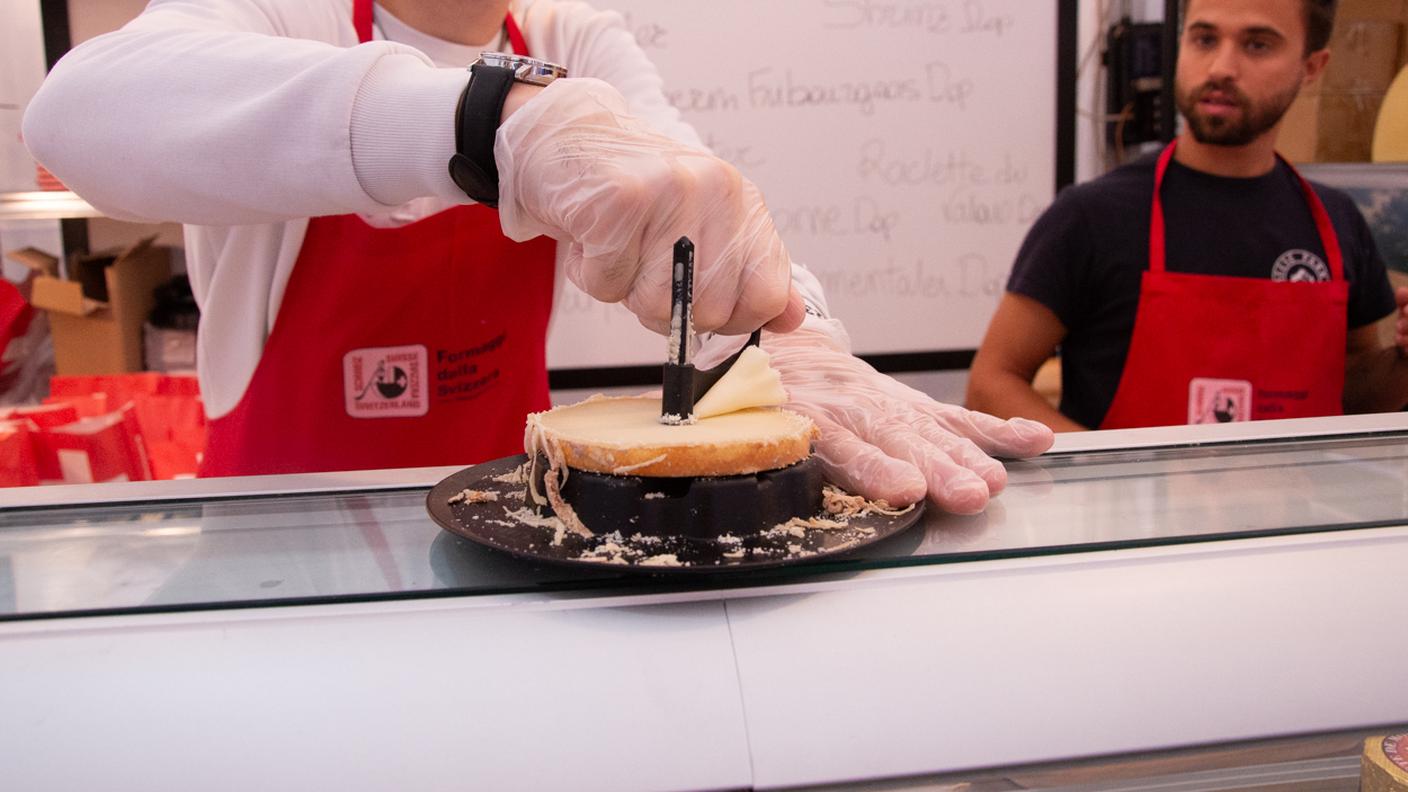 Il Tête de Moine AOP, chiamato così perché la storia racconta che un monaco andava a rubare forme di questo formaggio per poi tagliarle a metà e la loro forma ricordava proprio la testa di un monaco