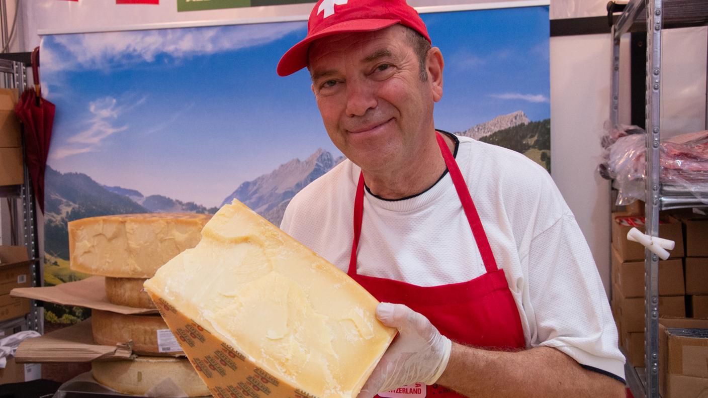 Il signor Beppe con una forma di Sbrinz stagionato almeno 30 mesi