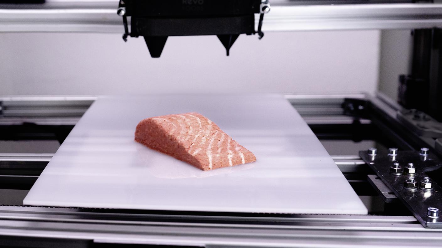 "The filet" è il primo prodotto vegano d’ispirazione ittica stampato in 3D e non è un cibo coltivato a partire dalle cellule del pesce. Quello di Revo Food è il primo processo di produzione continua in grado di produrre in serie, su scala industriale, alimenti stampati in 3D. L’aggiunta di oli vegetali ricchi di vitamine e omega-3 completano il profilo nutrizionale del prodotto per renderlo simile a quello del vero salmone. In particolare, come spiegato dal produttore, contiene tutti e nove gli aminoacidi essenziali insieme alle vitamine B6, B12, B3, B2, A e D2 ed è privo di zuccheri aggiunti, glutine e colesterolo. 