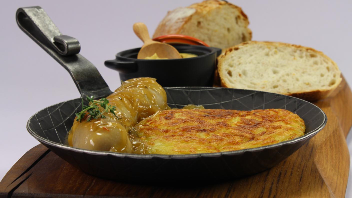 Bratwurst con salsa alle cipolle e Rösti