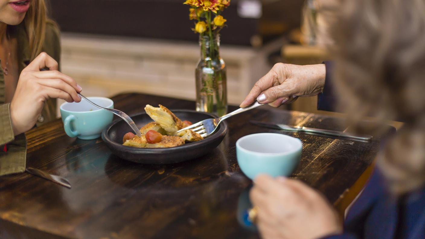 anziana, nonna e nipote, mangiano insieme, convivialità, tavola, mangiare, condividere, longevità