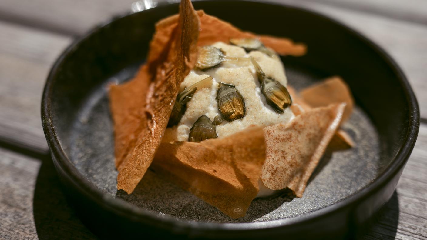 Tartare di vitello, boccioli di dente di leone, spuma e chips di patate