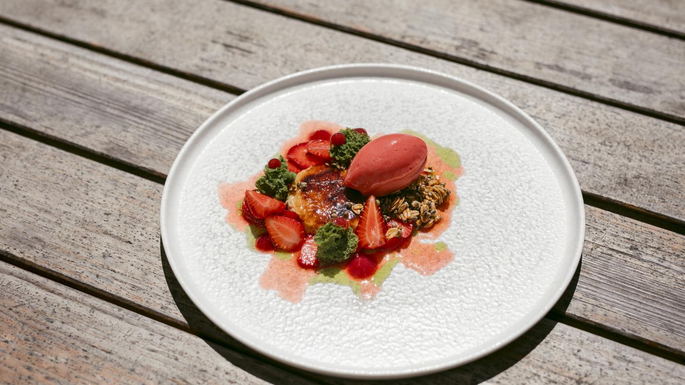 Crème brûlée al fieno, fragole fresche e compresse, dragoncello e granola