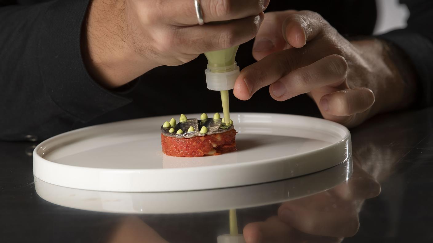 Nella foto, Marco Campanella, nominato “Chef dell’anno” 2025 da GaultMillau e chef de cuisine presso "La Brezza" di Ascona, uno dei ristoranti con due stelle Michelin in Ticino