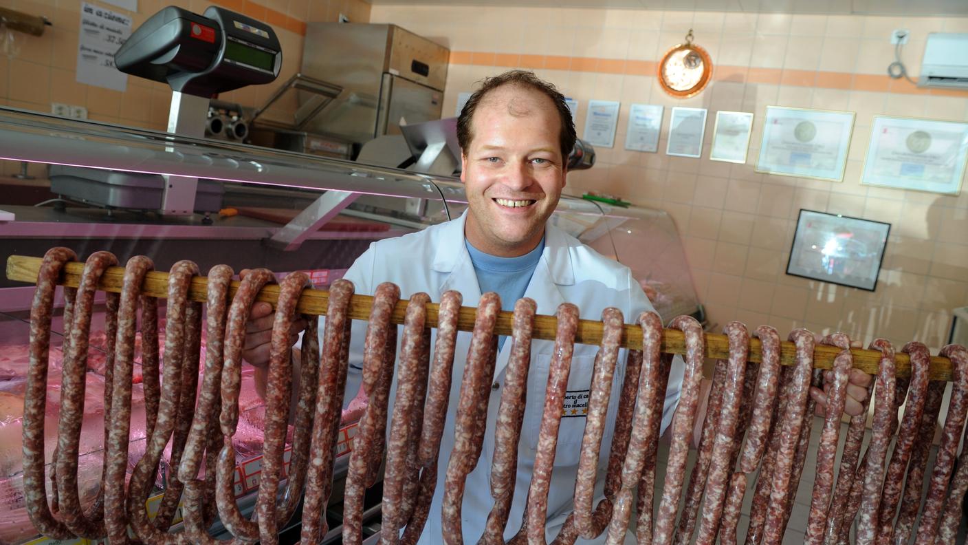 Cavergno: Stefano Femminis, salumiere. Nella foto Stefano Femminis all'interno del suo negozio mentre mostra alcuni cicitt. 
