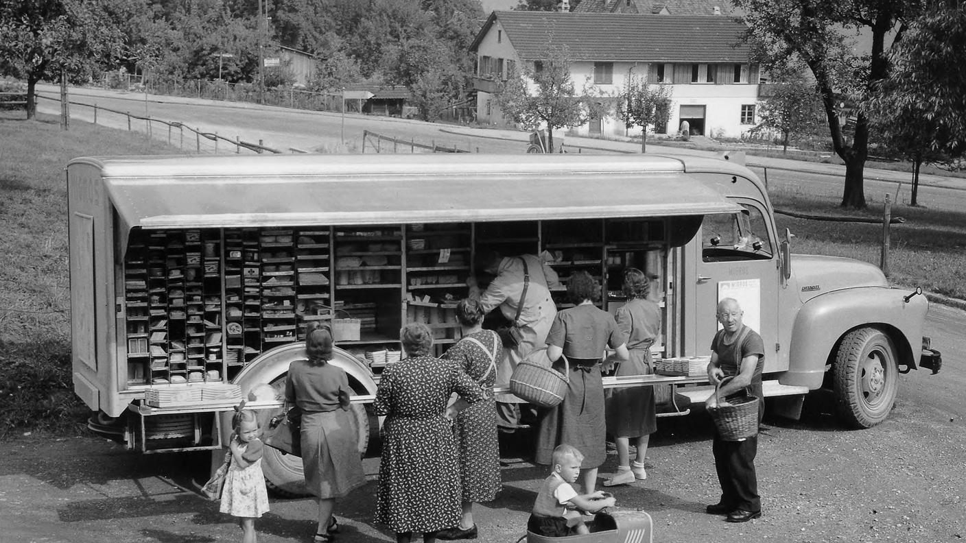 Una tappa del furgone Migros in una zona di campagna (1946)