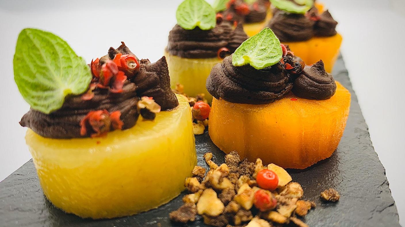 Frutta invernale con mousse di cioccolato al mascarpone, bacche di pepe rosa e maggiorana