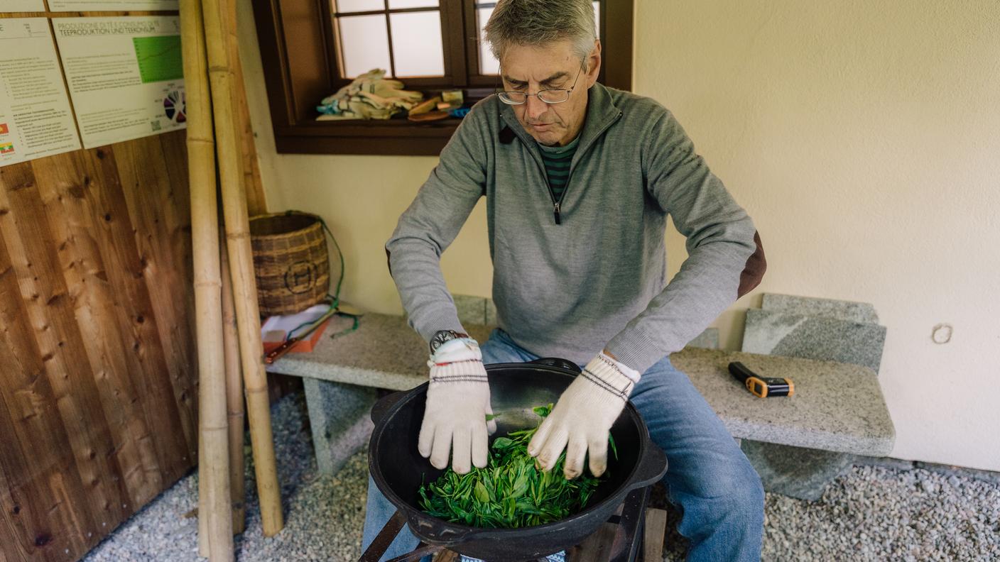Il processo di tostatura delle foglie di tè nel wok