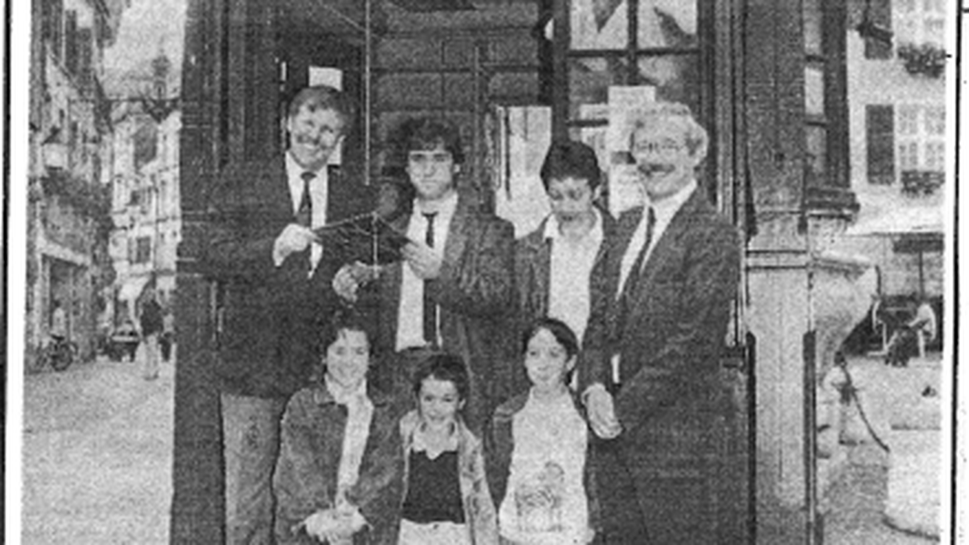 La famiglia Marzio e Yvonne Strazzini con i figli Barbara, Eveline e Marco hanno ricevuto la medaglia commemorativa con lo stemma