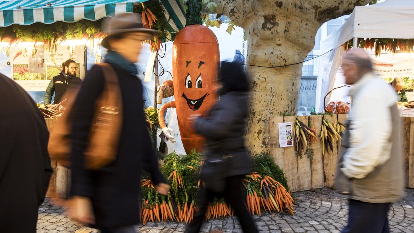 Il tradizionale Rüeblimärt di Aarau, mercato delle carote, fotografato mercoledì 7 novembre 2018 ad Aarau.
Il mercato, con le sue bancarelle graziosamente decorate, si tiene tradizionalmente il primo mercoledì di novembre. Oltre alle carote, vengono offerti anche molti altri prodotti agricoli.
