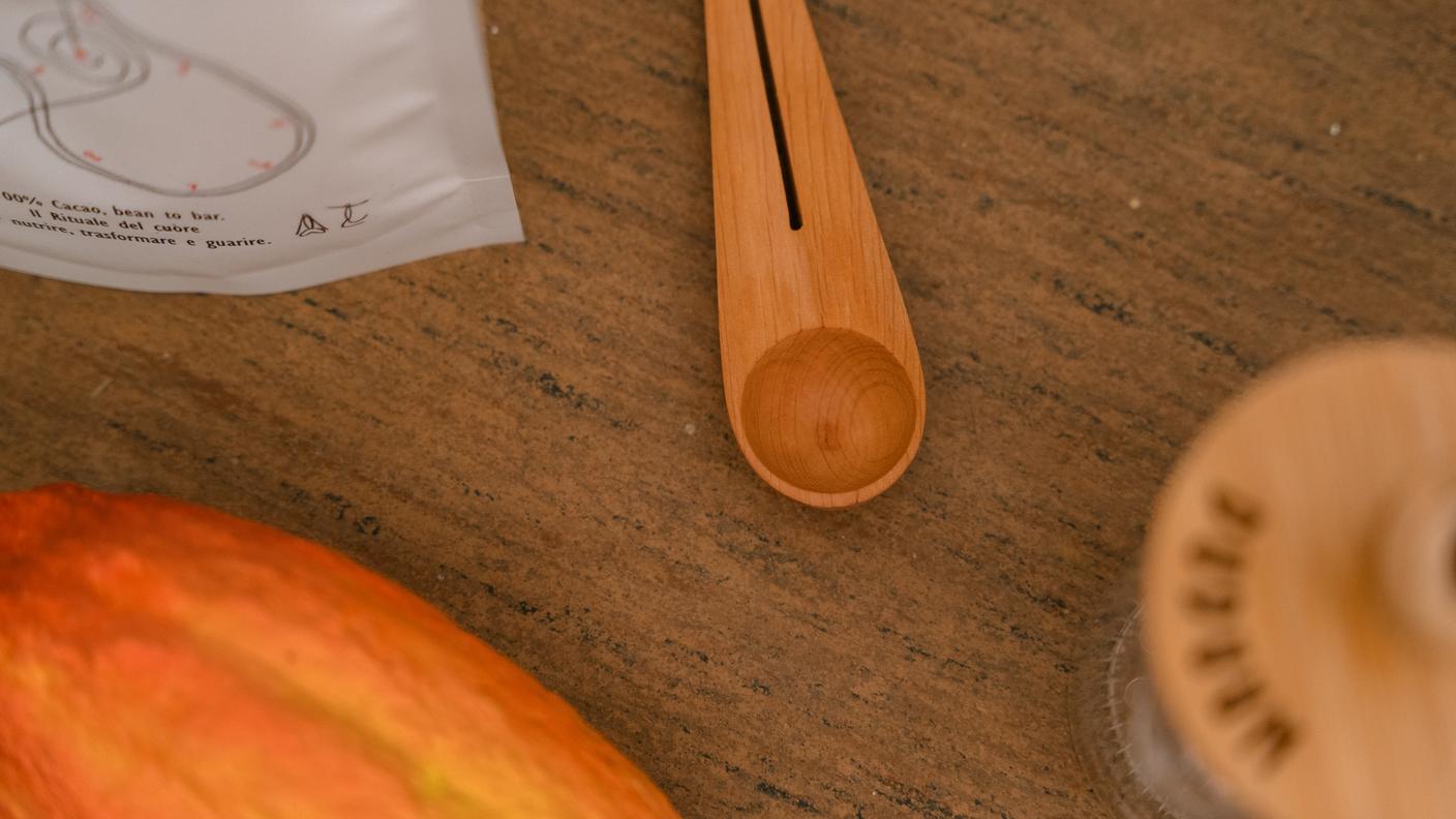 Accanto alla bevanda, il progetto include anche oggetti artigianali come tazze in ceramica e misurini in legno, realizzati da artigiani ticinesi con materiali locali. L’intenzione è mantenere un forte legame con il territorio, pur lavorando con un ingrediente che non cresce localmente.