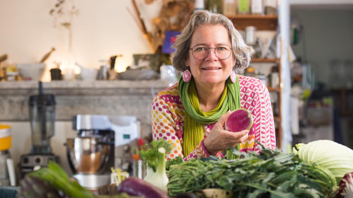 Meret Bissegger nella cucina del suo B&B Casa Merogusto nel paese di Malvaglia, dove tiene corsi di cucina naturale e di raccolta di fiori e piante selvatiche. Cuoca pioniera delle erbe selvatiche ha vinto il premio "merito culinario svizzero 2022"