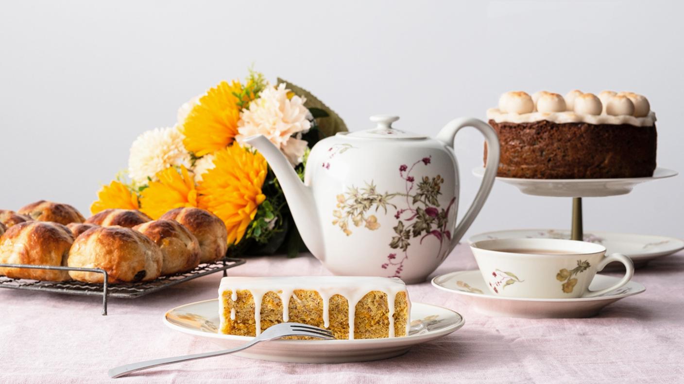 Da sinistra a destra: Hot cross buns, Carrot cake glassata, Simnel cake 