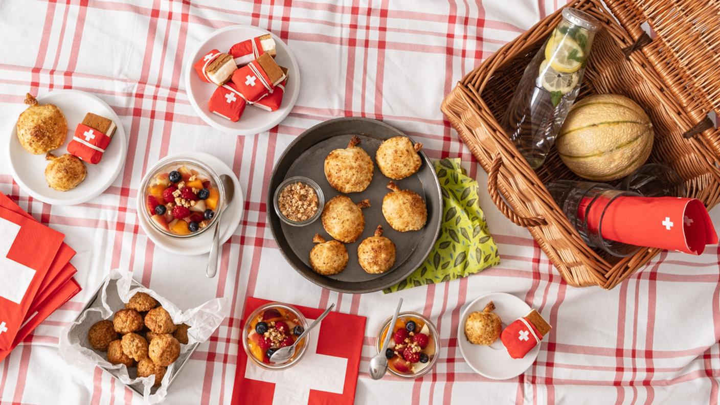 da sinistra a destra: Iberlitzli e fetta al latte con Niedwalder Lebkuchen, Einsiedler Schafbock