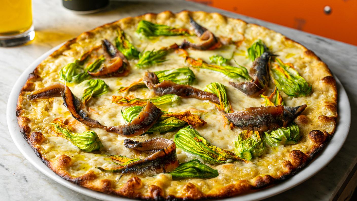 La pizza romana tonda di Mirko Rizzo: fiori di zucchina e alici. 