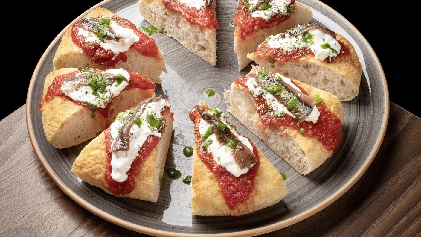 Pizza al padellino “L’Acciuga” di Massimiliano Prete: pomodorino di collina del Vesuvio, stracciatella, origano di Pantelleria, acciughe del Mar Cantabrico, emulsione al basilico