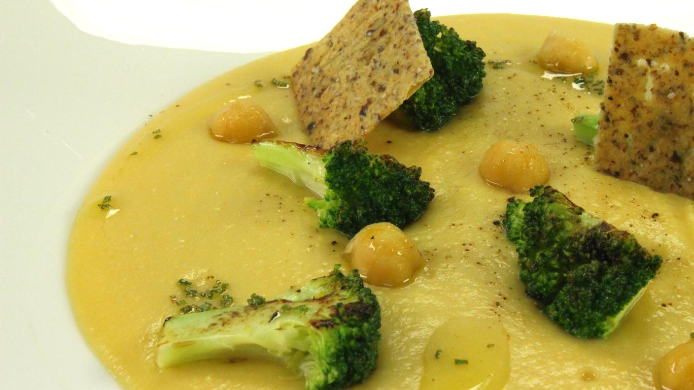 Passata di ceci con broccoli arrostiti, olio al rosmarino e cracker ai semi di lino