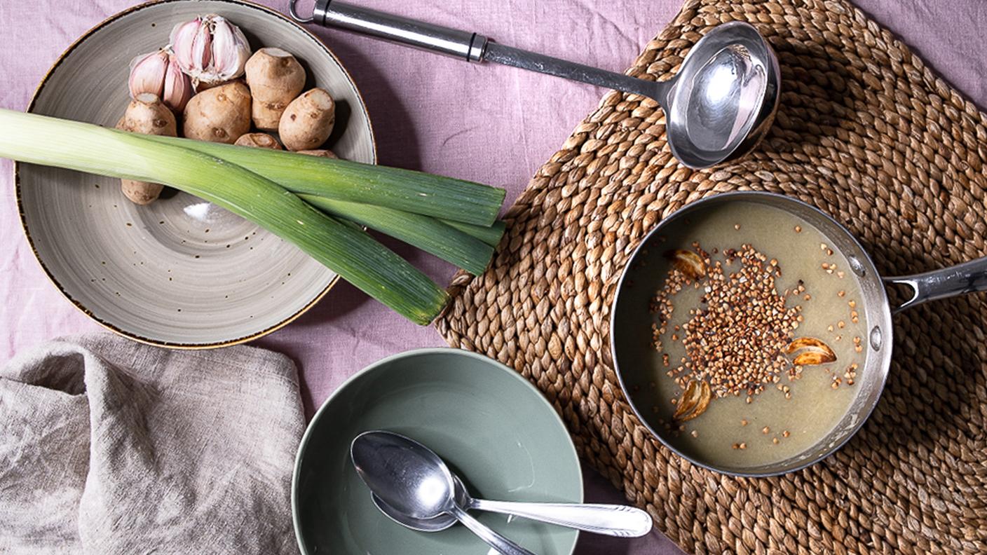 Zuppa topinambur, porri, aglio e grano saraceno tostato 