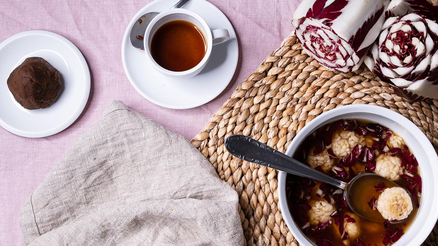 Zuppa di miso, palline di riso e radicchio 