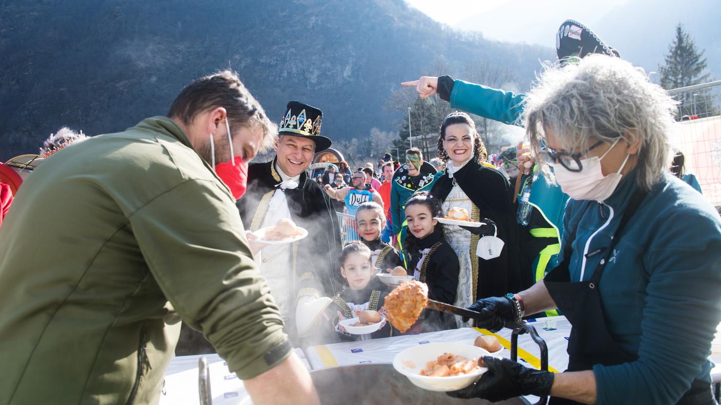 (Roveredo: apertura Carnevale Lingera Roveredo, maccheronata. Nella foto il Ré e Regina Lingera durante la festa di Carnevale Lingera, aperto con la maccheronata offerta e musica Guggen. © Ti-Press / Alessandro Crinari)