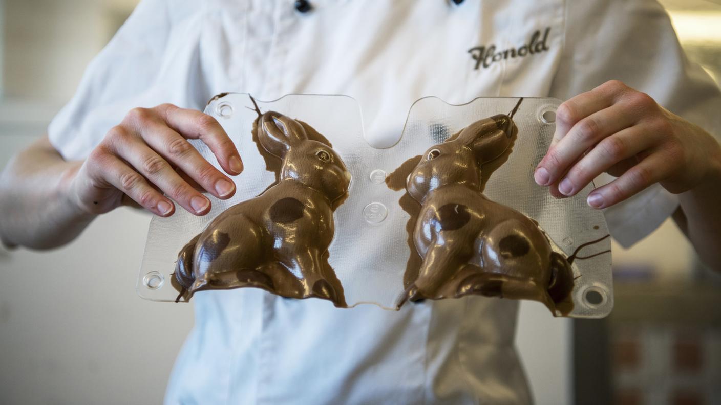 Il contenuto maggiore di burro di cacao nel "cioccolato di copertura" lo rende più facile da fondere e da versare in uno stampo
