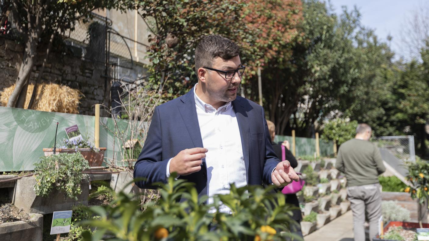 Lorenzo Tognola nell'orto urbano
