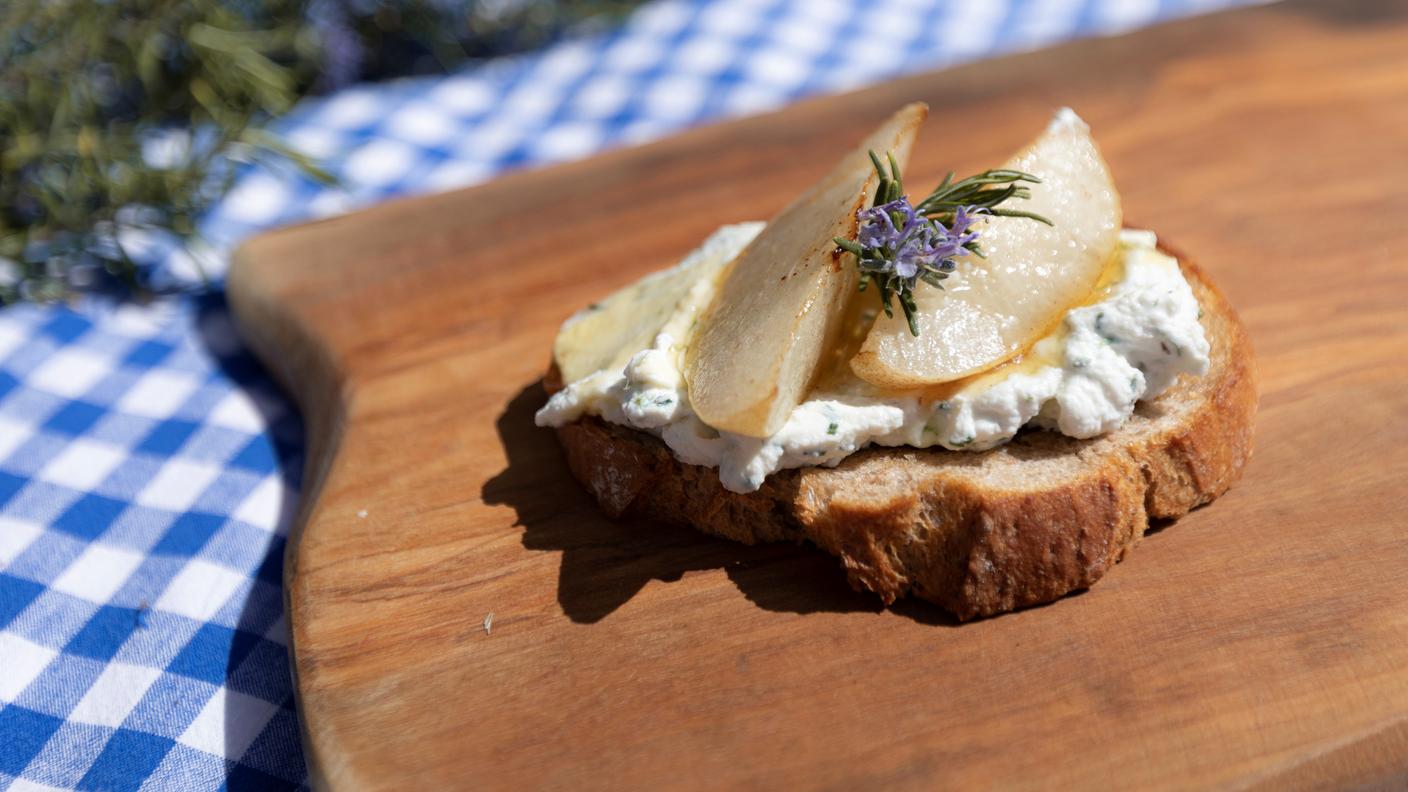 Il crostone del forager: con ricotta alle erbe spontanee e pere al miele