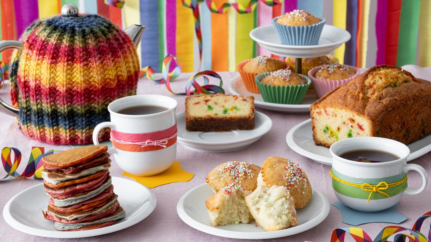 Da sinistra:  pancake americani, muffins, dietro caraway seeds cake