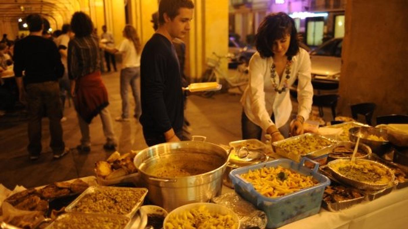 Alcuni studenti intenti a servirsi durante il primo Eat-in del 2008