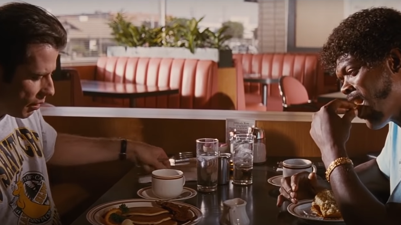 John Travolta e Samuel L. Jackson seduti a una tavola calda, in una scena di Pulp Fiction (1994) 