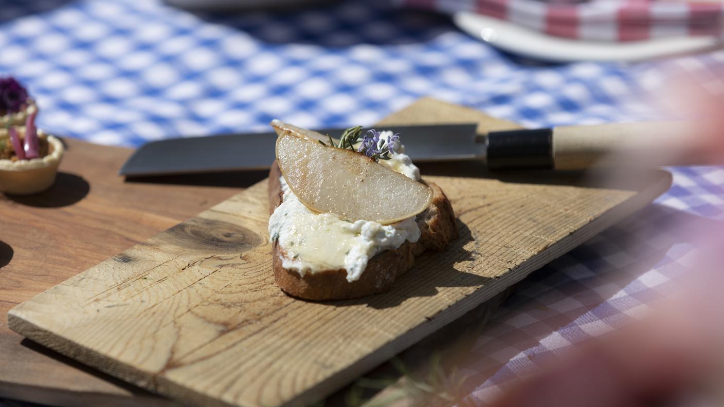 Crostoni con ricotta alle erbe spontanee e pere al miele.