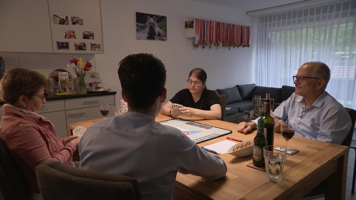 Carmen e la sua famiglia giocano a Jass