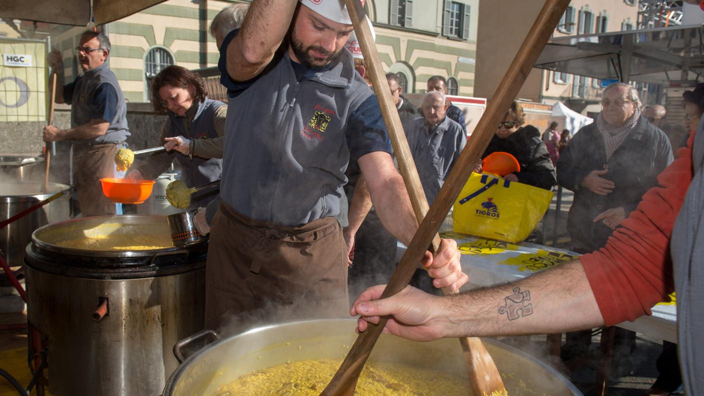 Pasto al sole preparato dal Gruppo Urani in Piazza del Municipio