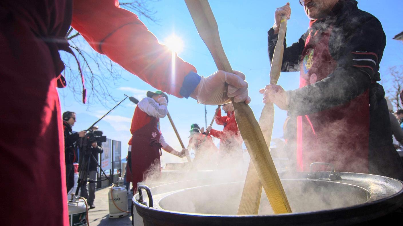 Si lavora alacremente in Piazza Riforma per preparare il risotto del carnevale luganese