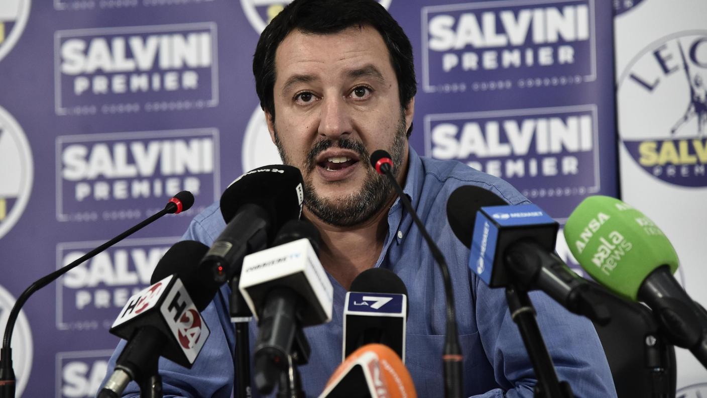 Il ministro durante la conferenza stampa a Milano