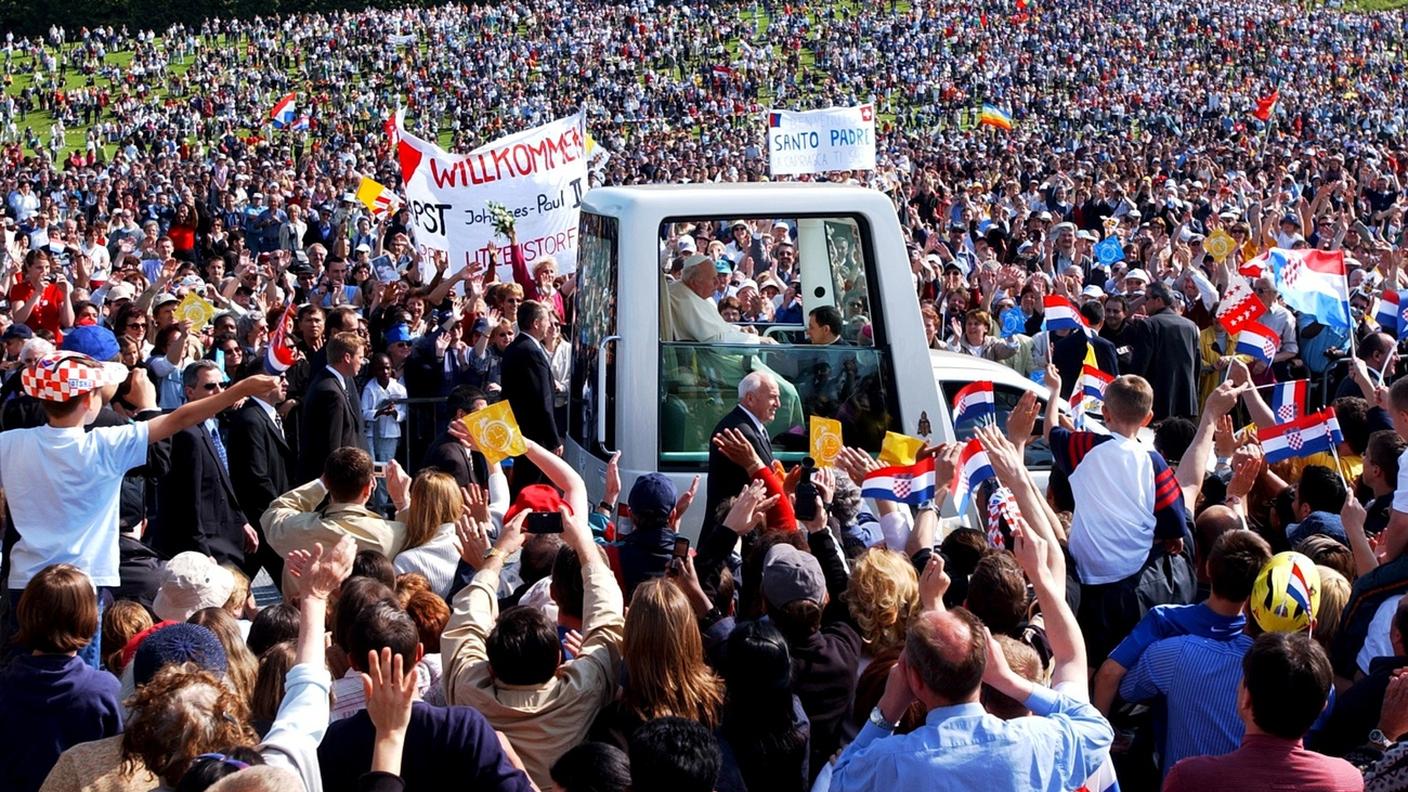 Giovanni Paolo II si appresta a celebrare a Berna una messa davanti a 70'000 fedeli (2004)