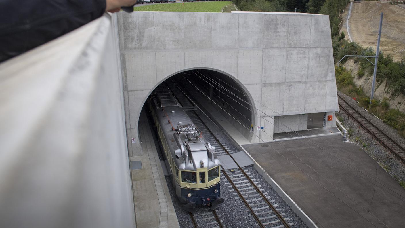 La tratta nuova (percorsa da un elettrotreno d'epoca della BLS) e, a lato, quella vecchia