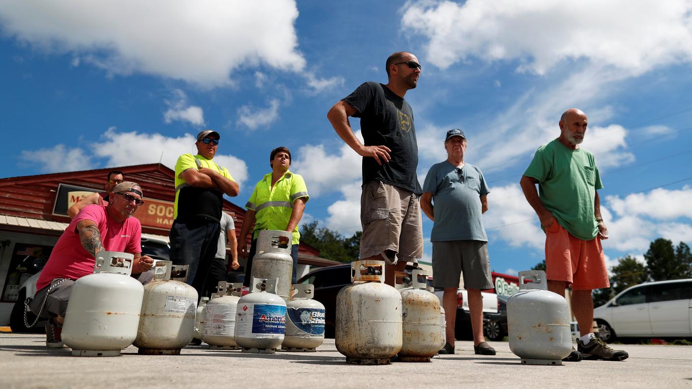 Clienti in attesa di rifornirsi di gas martedì mattina a Myrtle Beach, South Carolina