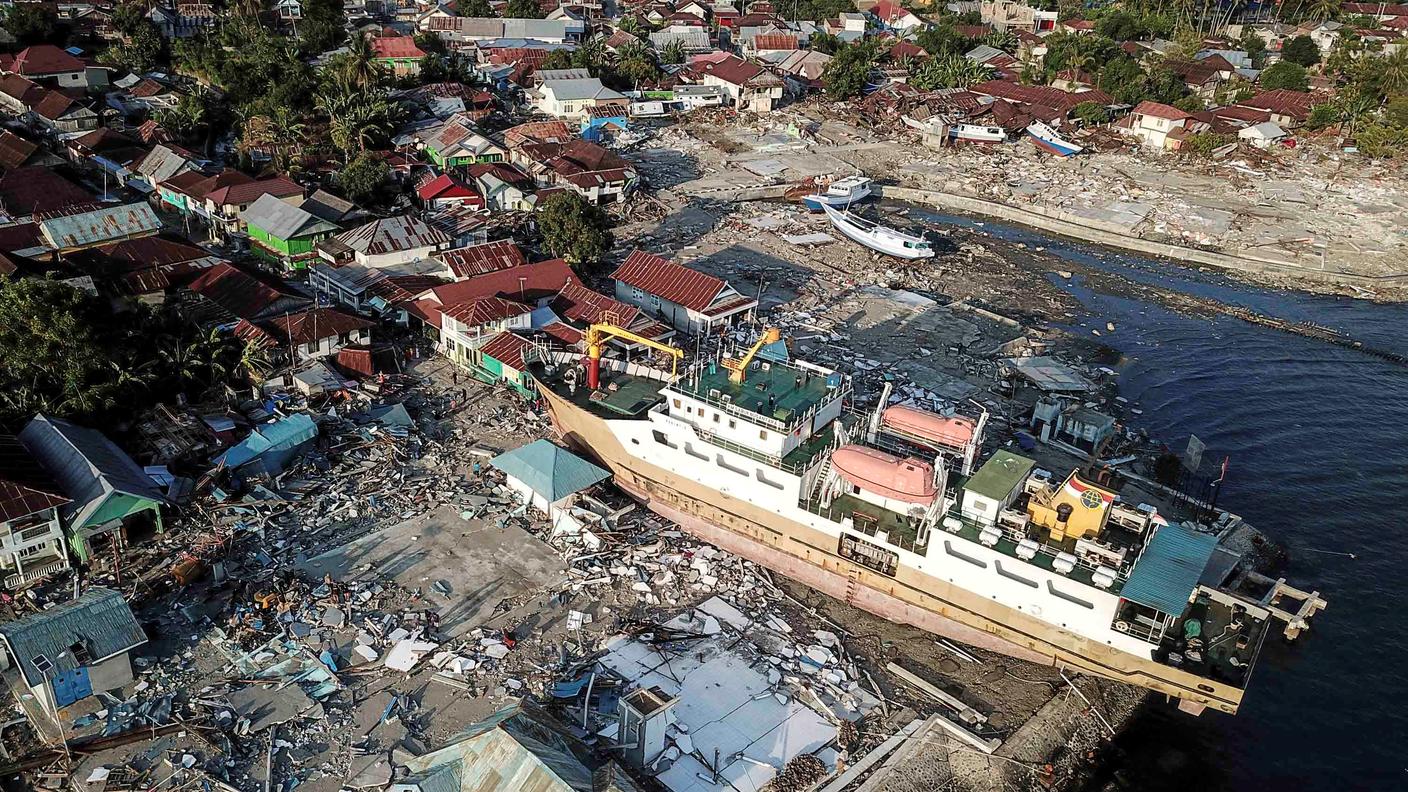 L'onda anomala, capace di sollevare di metri anche le grandi navi, ha portato morte e distruzione