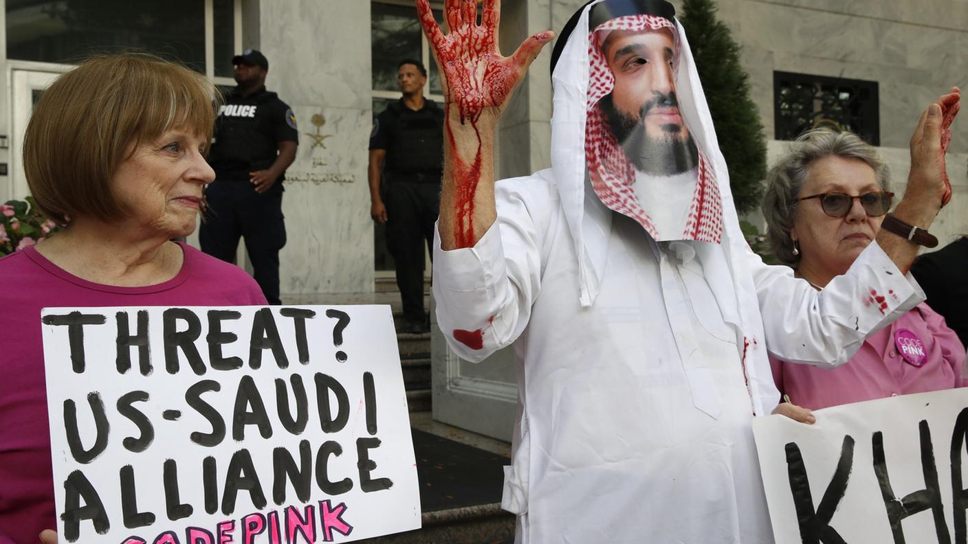 Proteste davanti all'ambasciata saudita a Washington: un uomo con la maschera di Bin Salman
