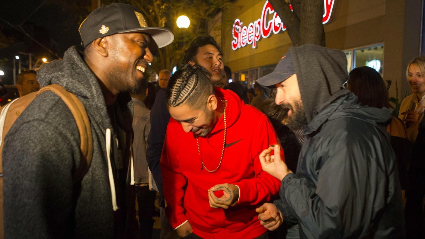 Gente che fuma cannabis per le strade di Toronto
