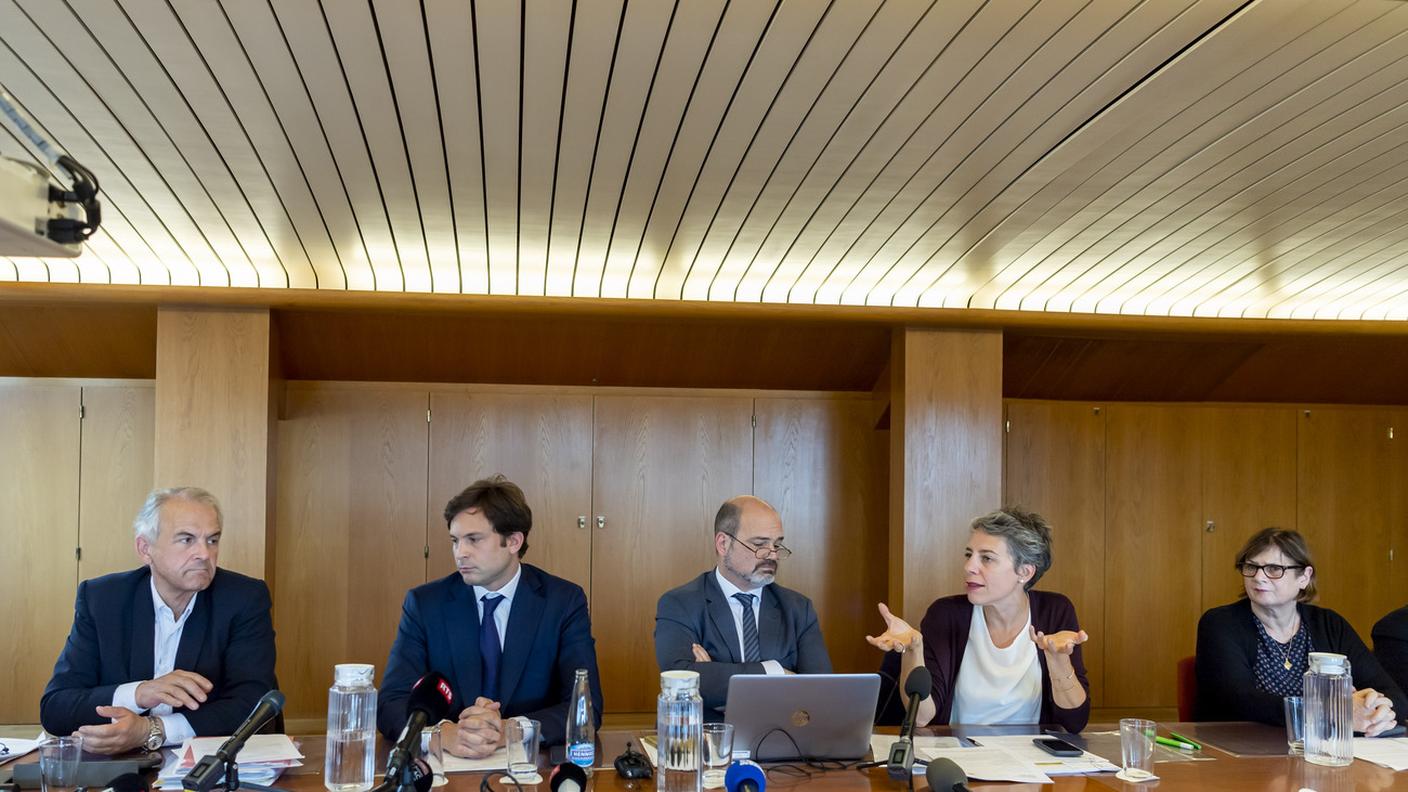 Municipio nel mirino e in particolare il popolare-democratico Guillaume Barazzone, il secondo da sinistra