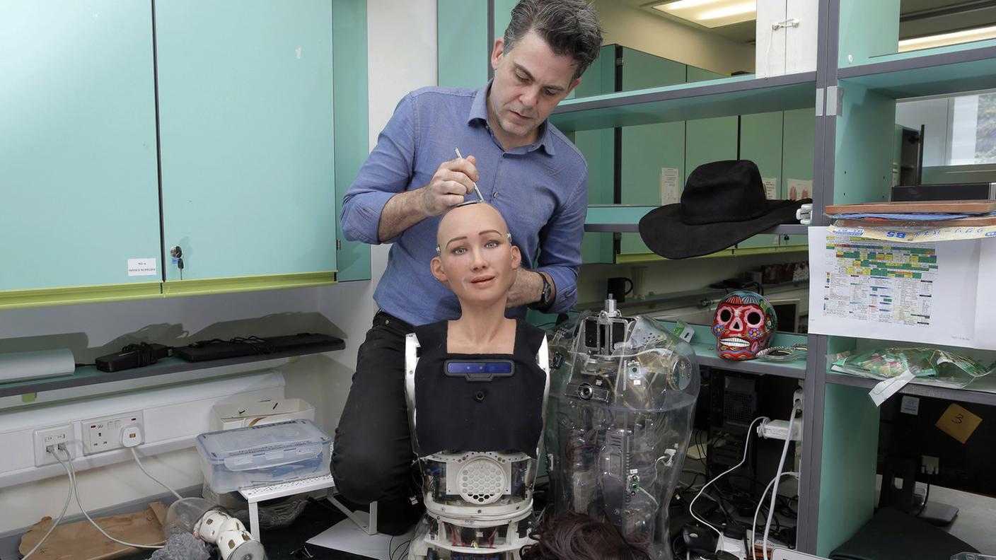 David Hanson, fondatore della Hanson Robotics, al lavoro su Sophia 