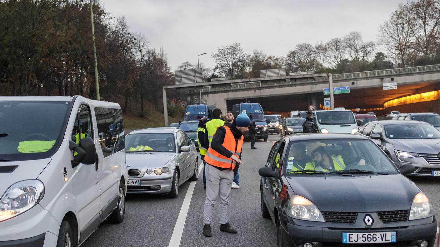 Manifestanti bloccano le strade a Parigi