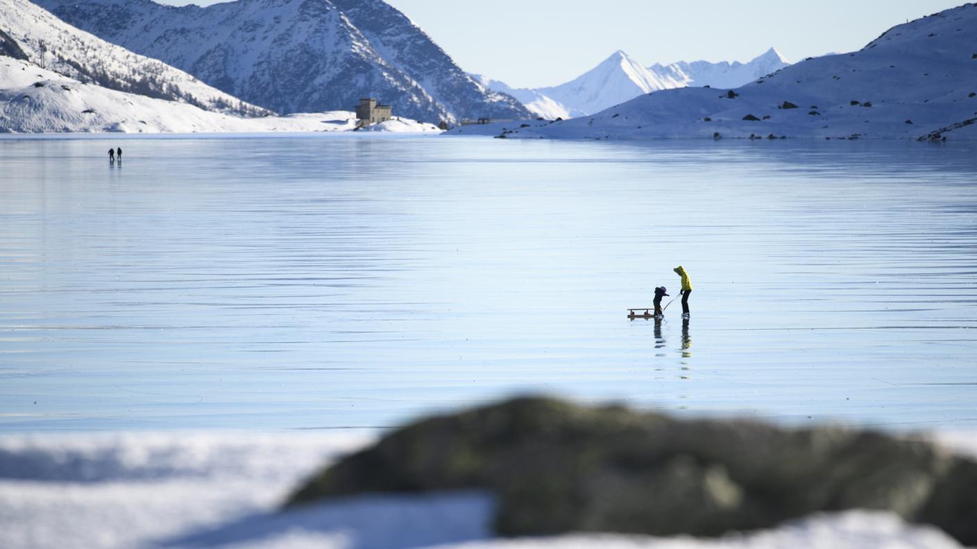 Pattinaggio spontaneo sul Lago Bianco ghiacciato nel dicembre 2016
