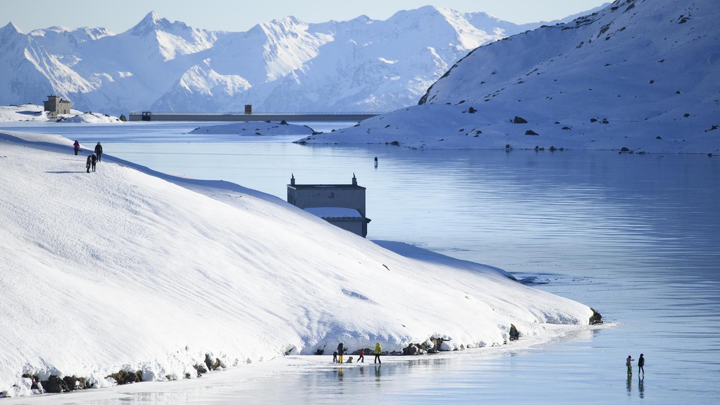 Pattinaggio spontaneo sul Lago Bianco ghiacciato nel dicembre 2016