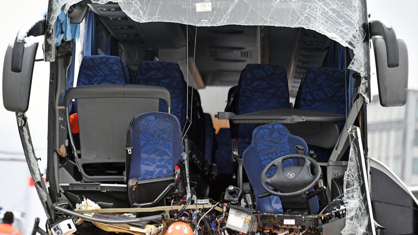 Il bus ha colpito un muro